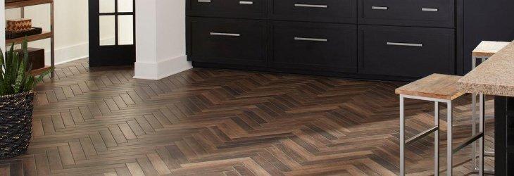 Featured image of post Black And White Chevron Floor Tiles : Blue subway tile on the backsplash blends neatly with the white marble countertops, keeping the space airy and bright.